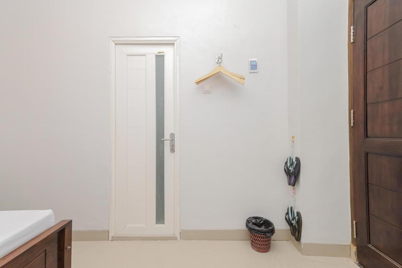 Отель Reddoorz @ Gedangan Сидоарджо Экстерьер фото