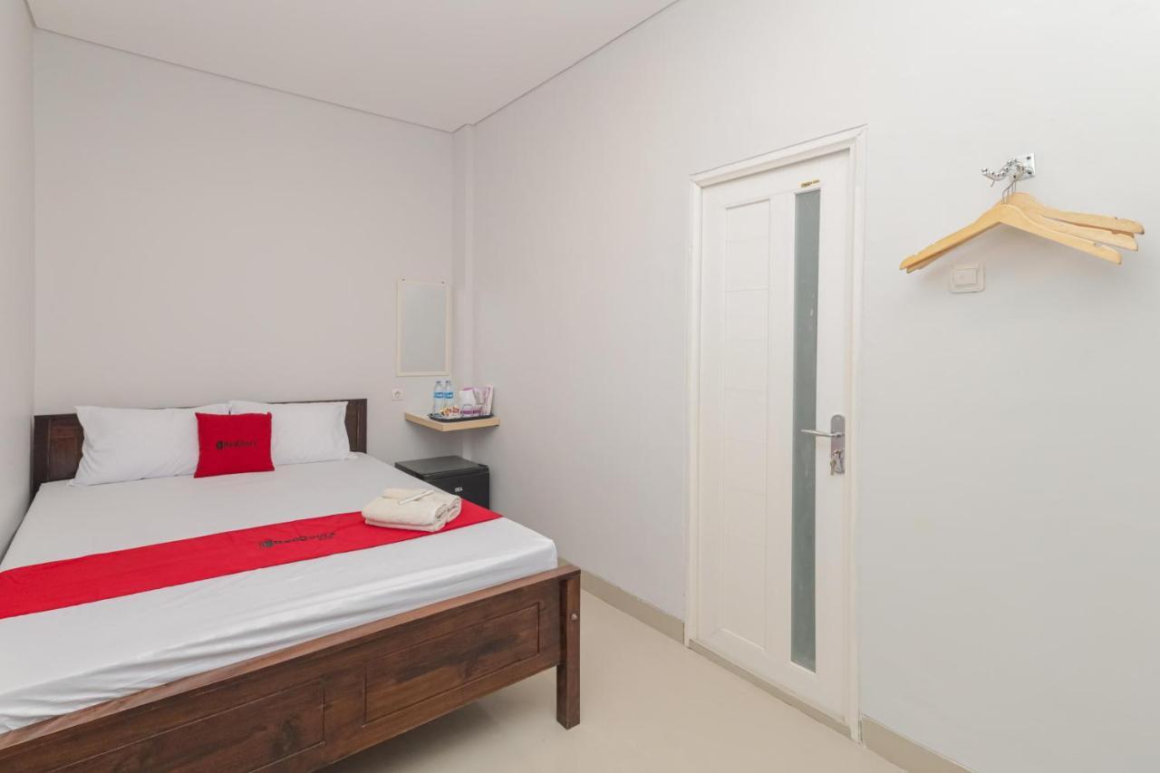 Отель Reddoorz @ Gedangan Сидоарджо Экстерьер фото